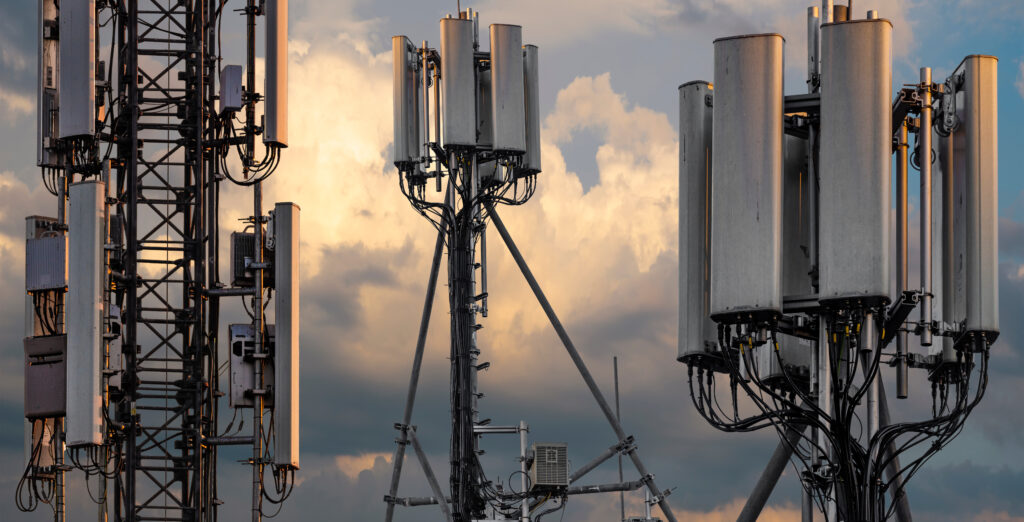 Basisstationen und Mobilfunksender vor dem Hintergrund des Abendhimmels